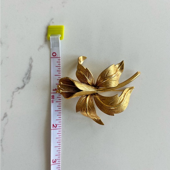 VINTAGE MONET Daffodil / Lily / Orchid Flower Brooch Pin Brushed Gold Tone - Picture 5 of 10